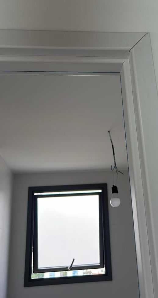 Apartamento novo entregue, com porta e janela ao fundo
